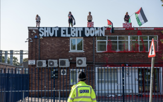 ناشطو حركة فلسطين أثناء استهدافهم لمصنع داعم للاحتلال