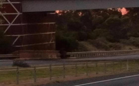 يافطة ضرائبنا تغذي الإبادة في أستراليا