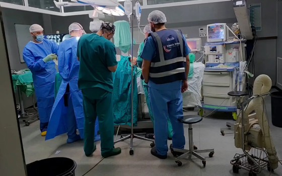 عاملون من القطاع الصحي في غزة  