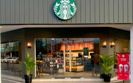 محل لسلسلة ستاربكس  