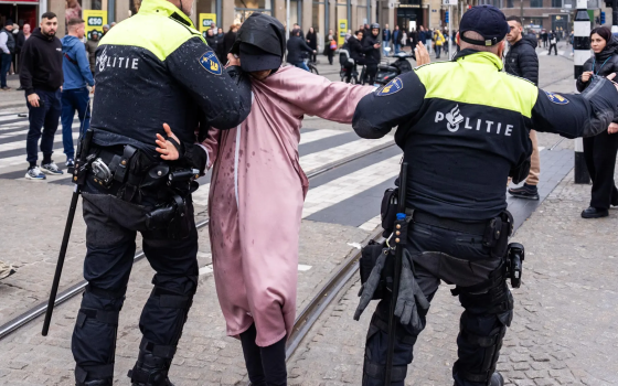 الشركة تعتقل رجلًا في هولندا