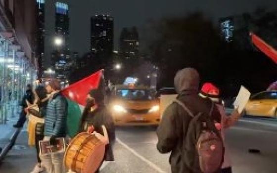 أنصار فلسطين يتظاهرون أمام الفندق الذي يقيم فيه غالانت بنيويويورك