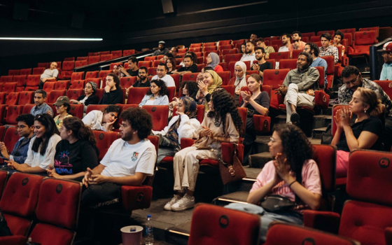 حضور في مسرح