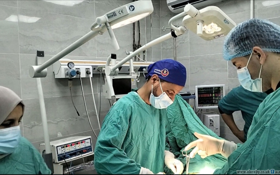 طبيب يجري عملية لجرحى غزة  