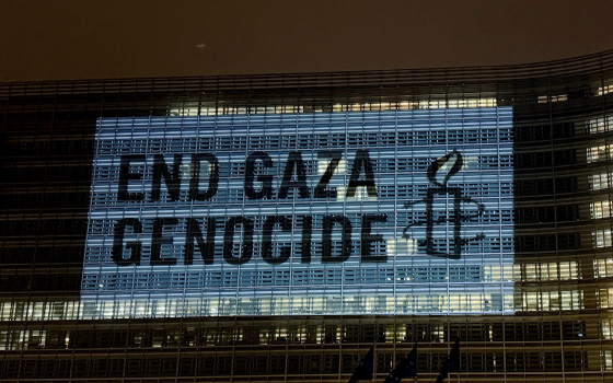 إضاءة جملة أوقفوا الإبادة في غزة على مبنى المفوضية الأوروبية
