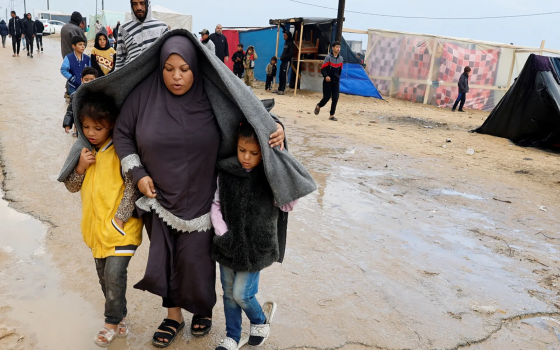 أم وأولادها النازحون في غزة متأثرون بالطقس البارد  