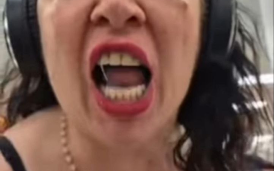 امرأة عنصرية تعجمت على مؤيدي فلسطين في أستراليا