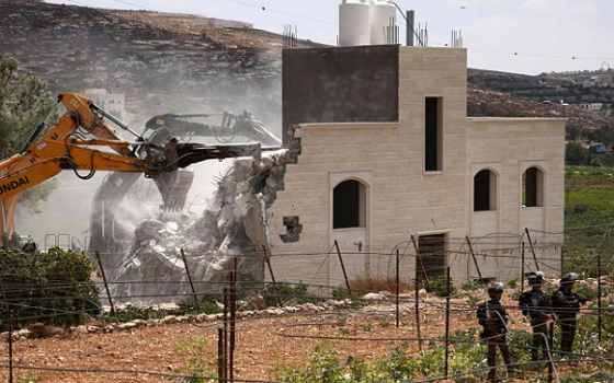 جرافة للاحتلال تهدم منزلًا