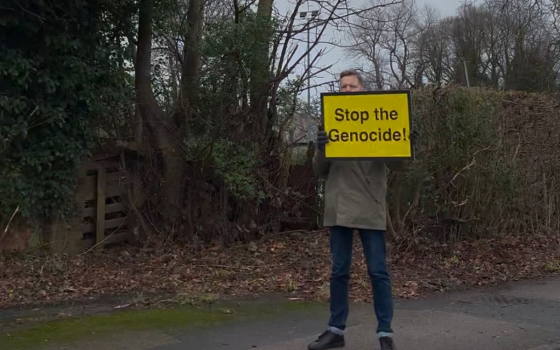 متضامن يرفع لافتة تضامن في بريستون