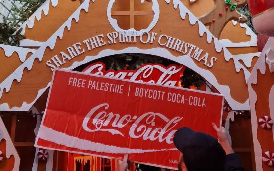 لافتة تدعو لحرية فلسطين منددة بتواطؤ كوكاكولا بدعم الاحتلال