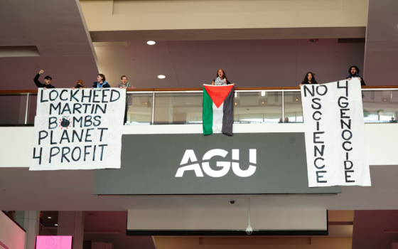 علم فلسطين ولافتات تضامنية في مبنى يستضيف مؤتمرًا أمريكيًا للمناخ