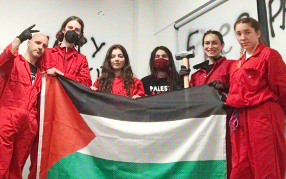 نشطاء حركة فلسطين يحملون علم فلسطين