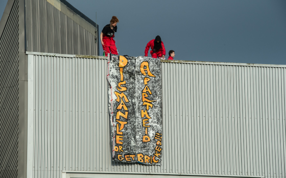 ناشطو حركة فلسطين أثناء استهدافهم مصنع تاليس للأسلحة