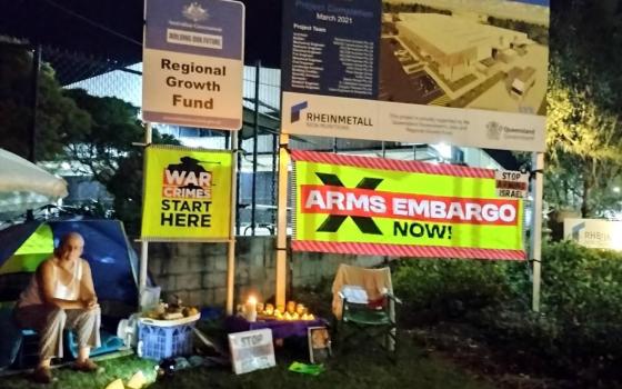 محتج أمام مصنع أسلحة في أستراليا