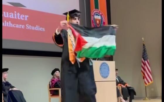 خريج يحمل العلم الفلسطيني_
