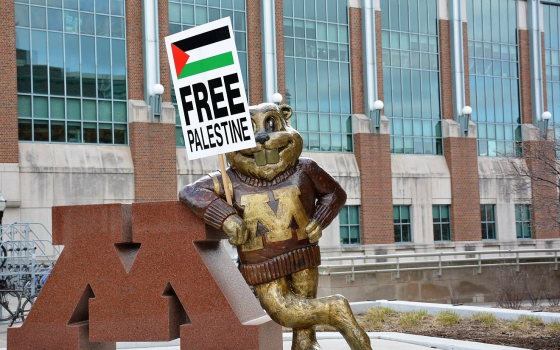تمثال في جامعة مينيسوتا