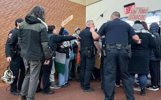 قمع الشرطة لمعطلي اجتماع ويسكونسون