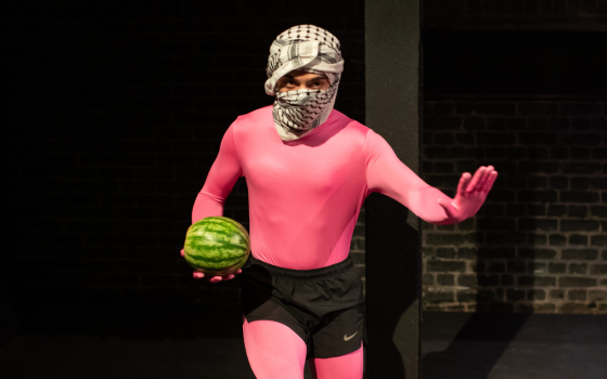 ممثل يؤدي عملًا داعمًا لفلسطين