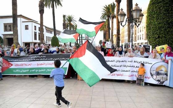 طفل يحمل العلم الفلسطيني في وقفة مغربية داعمة لفلسطين