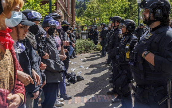 عناصر الشرطة بمواجهة الطلاب