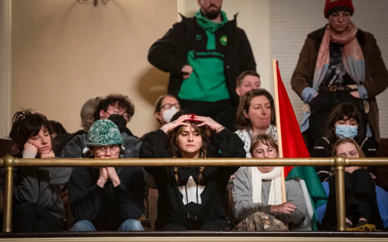 أشخاص داعمون لفلسطين