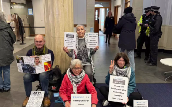 محتجون في بنك باركليز