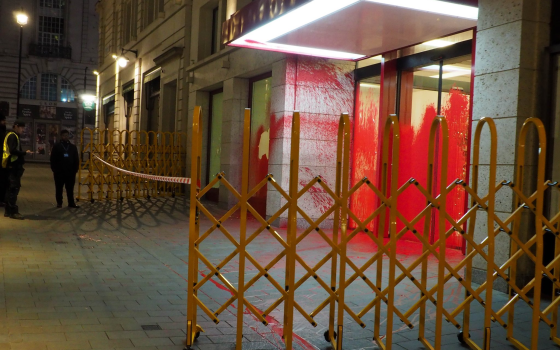 تلطيخ مكتب شركة ليوناردو للأسلحة في لندن