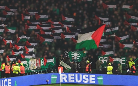 أعلام فلسطين يرفعها الجمهور في ملعب اسكتلندي