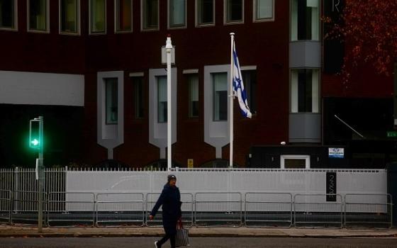 رجل أمام السفارة الإسرائيلية في أيرلندا