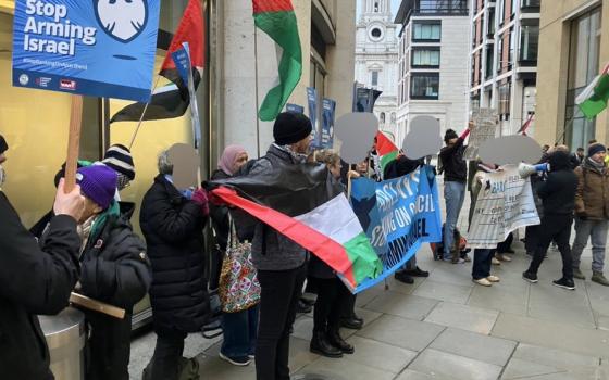 احتجاج داعم لفلسطين أمام القمة المصرفية العالمية في لندن