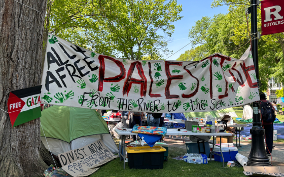 لافتة ومخيم داعمين لفلسطين