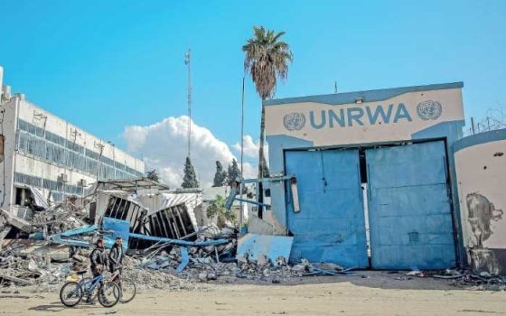بوابة مركز للأونروا مدمرة جراء العدوان الإسرائيلي