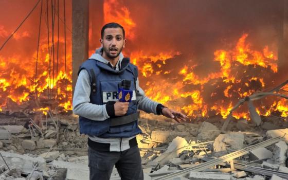 الصحفي الفلسطيني في قناة الجزيرة أنس الشريف أثناء تغطيته لآثار عدوان إسرائيلي في غزة