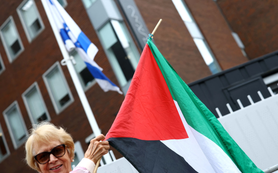 متضامنة مع فلسطين تحمل العلم الفلسطيني