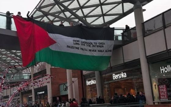 اسقاط علم فلسطيني ضخم في مركز تسوق بليفربول