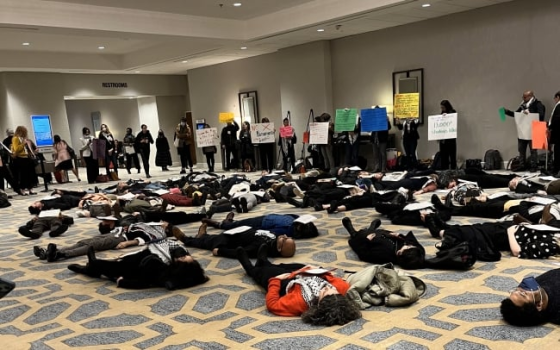 احتجاج بتمثيلية الموت باجتماع رابطة اللغات الحديثة