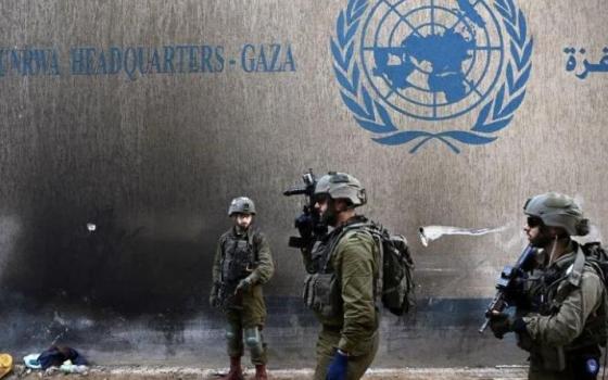 جنود الاحتلال أمام مركز للأونروا