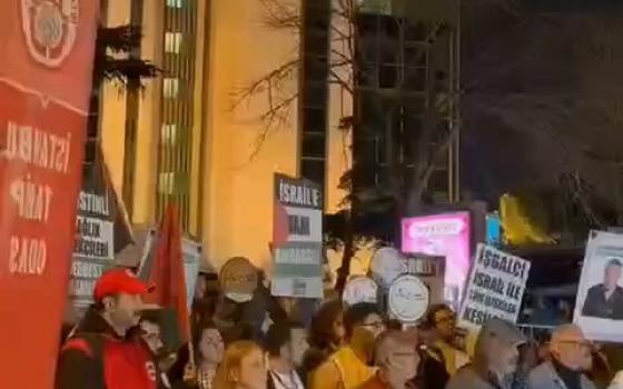 عاملو الصحة بتركيا يطالبون بالإفراج عن حسام أبو صفية