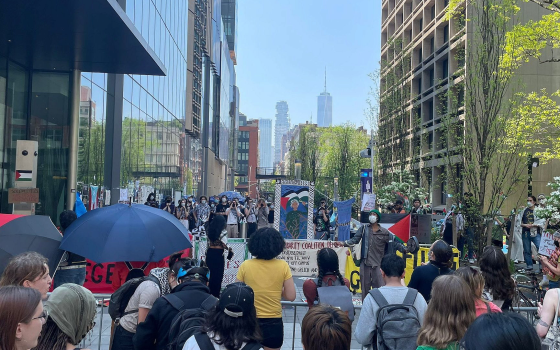 مظاهرة لطلاب جامعة نيويورك لمطالبة الجامعة بسحب استثماراتها