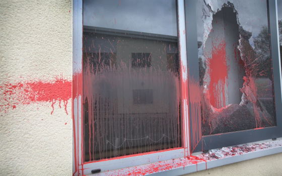 تلطيخ مبنى ونافذة بالطلاء الأحمر
