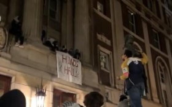 طالب يتسلق مبنى بجامعة كولومبيا