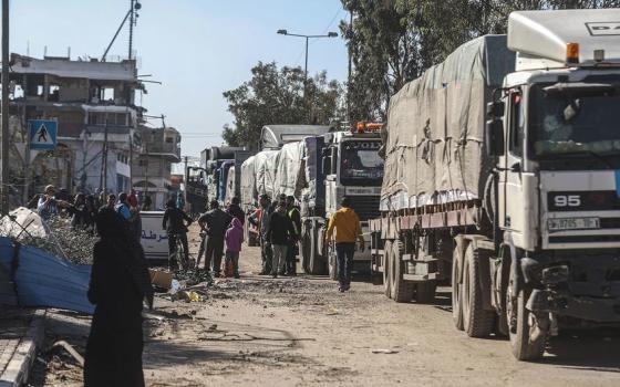 شاحنات مساعدات تدخل قطاع غزة  