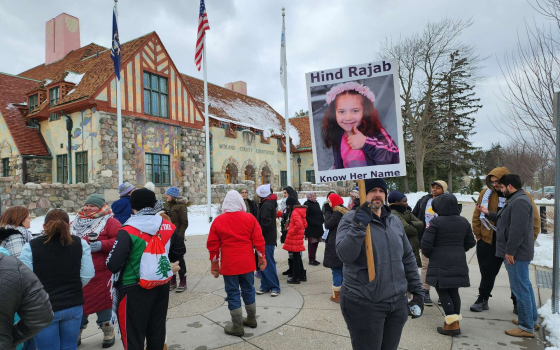 رفع صورة الشهيدة الطفلة هند رجب بمظاهرة داعمة لفلسطين