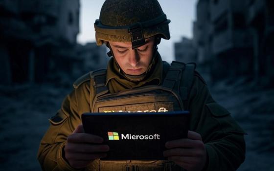 جندي إسرائيلي يستخدم تابلت