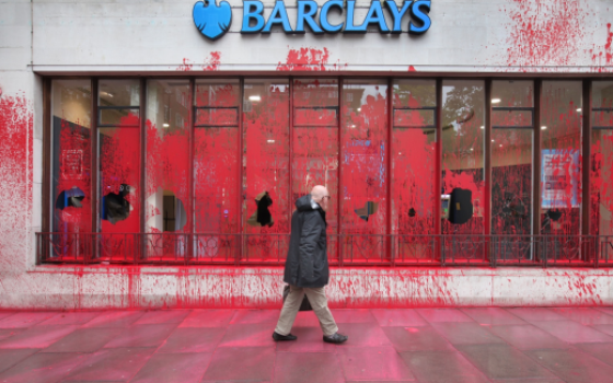 تلطيخ بنك باركليز بالطلاء الأحمر احتجاجًا على دعمه للاحتلال