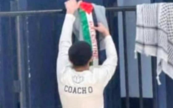 شخص يعلق علم فلسطين