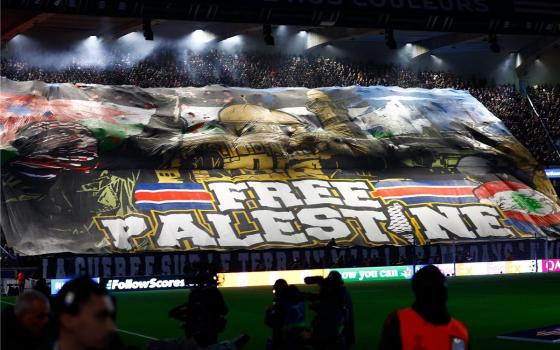 جماهير باريس سان جرمان ترفع لافتة ضخمة تحمل عبارة الحرية لفلسطين