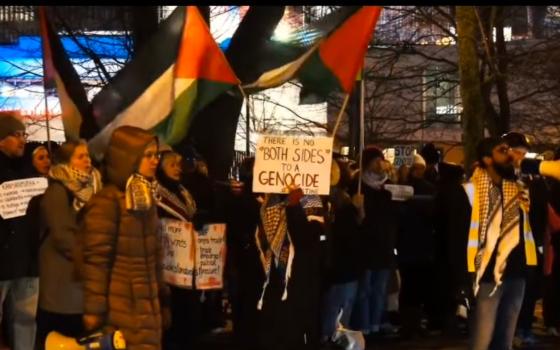 وقفة داعمة لفلسطين في فنلندا أمام السفارة الإسرائيلية