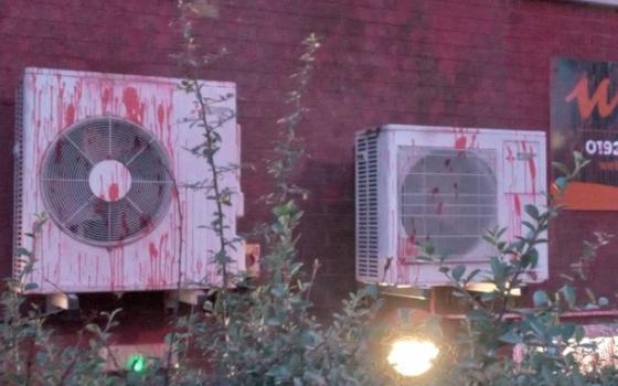 تلطيخ مكتب تابع لشركة إدواردز الداعمة للاحتلال