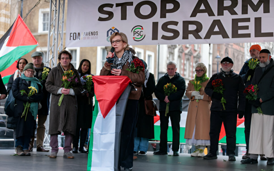 الممثلة البريطانية _جولييت ستيفنسون_ تلقي خطابًا بمظاهرة داعمة لفلسطين